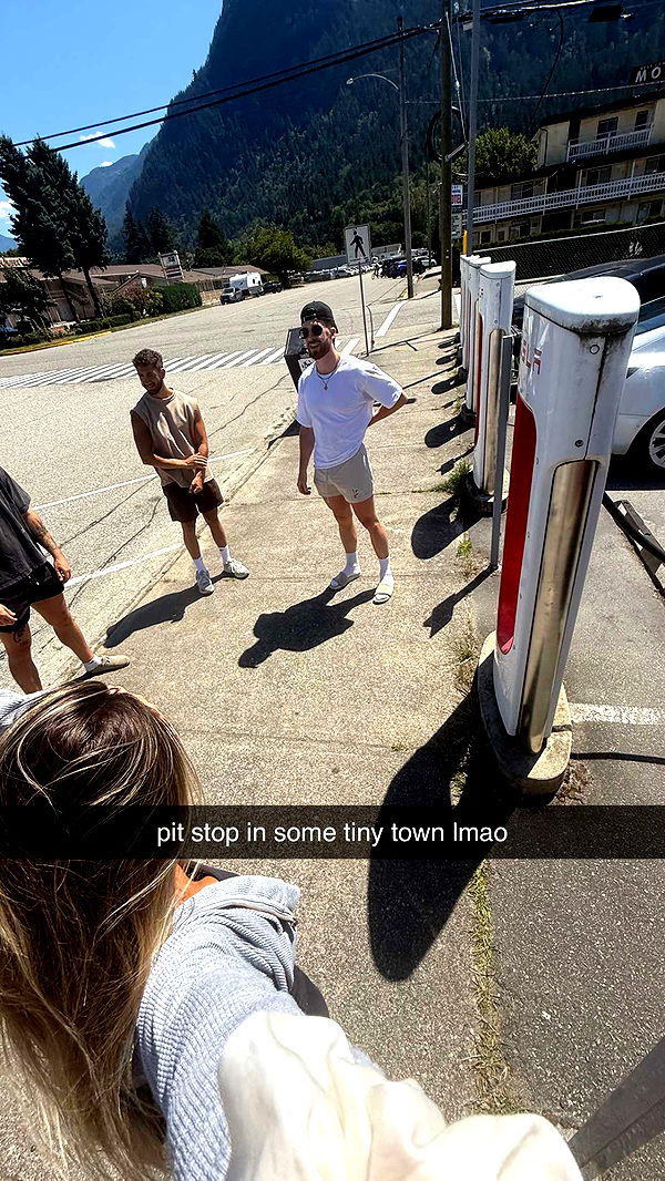 meelahrobbins image ~ Altpins