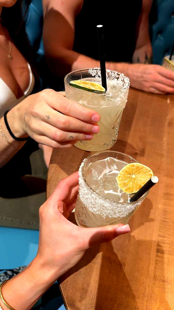 meelahrobbins image ~ Altpins