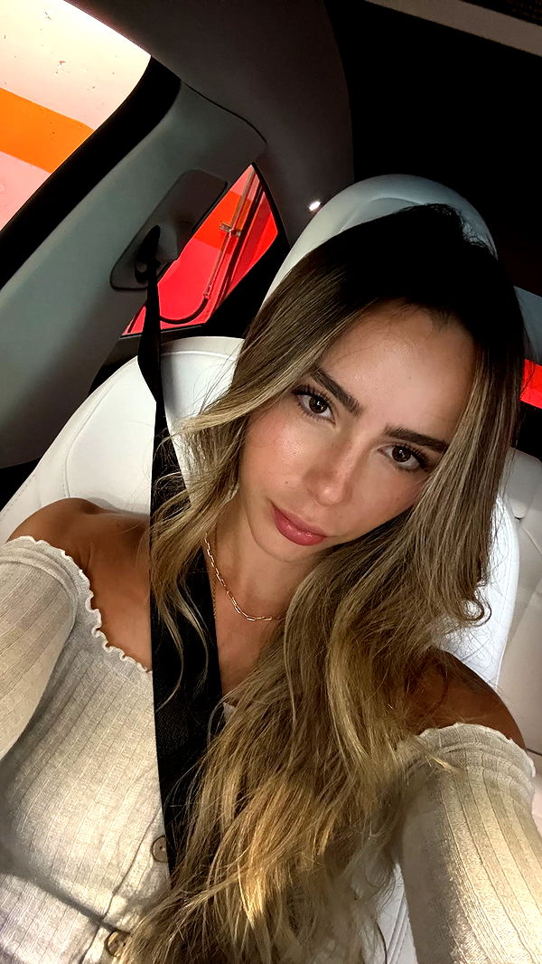 meelahrobbins image ~ Altpins