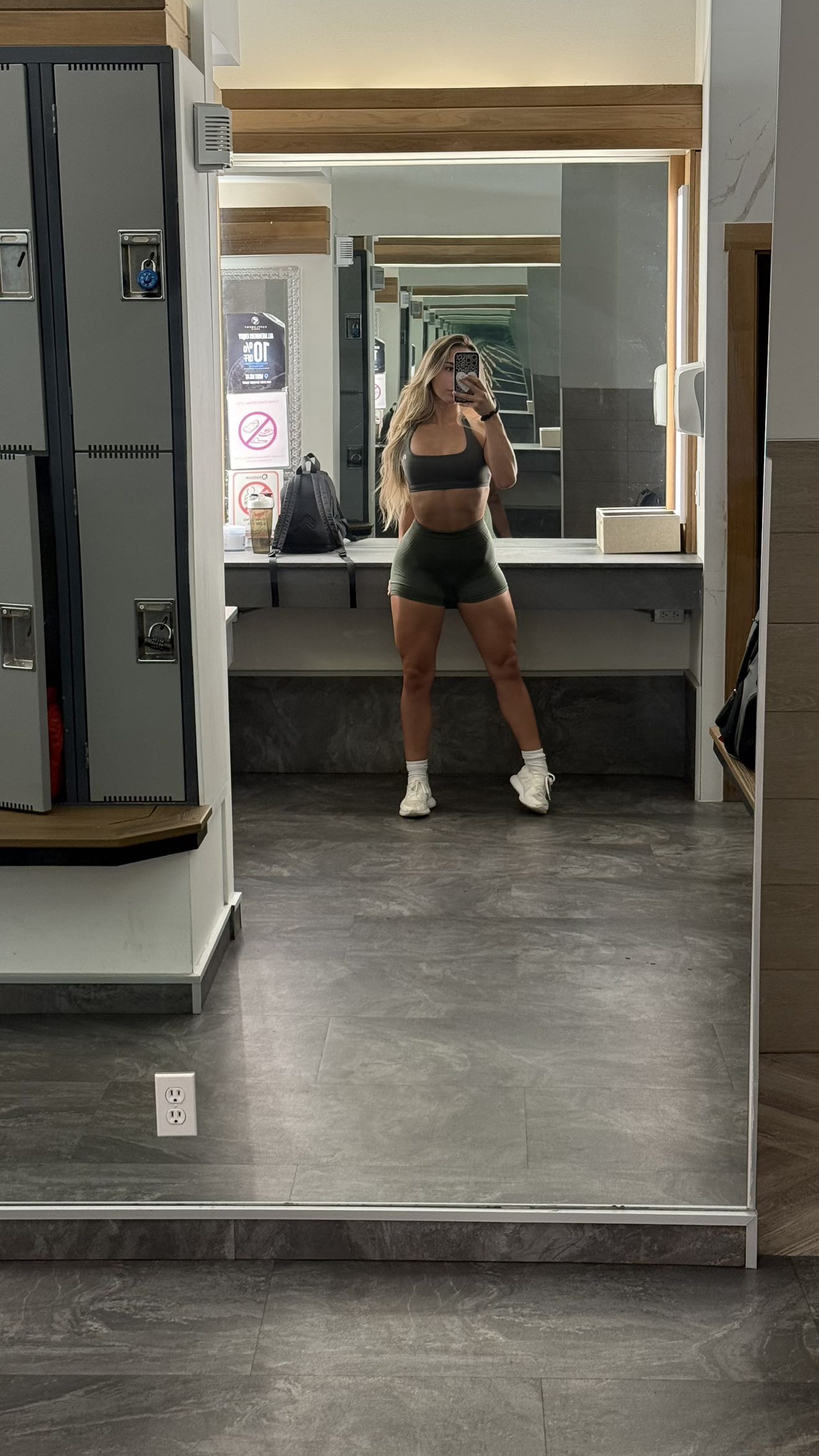 meelahrobbins snapchat image archive image