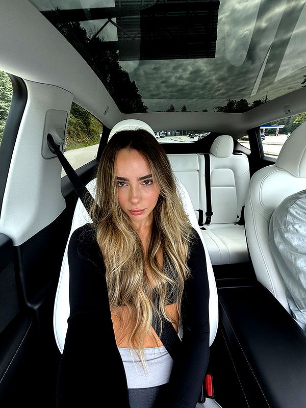 meelahrobbins image ~ Altpins