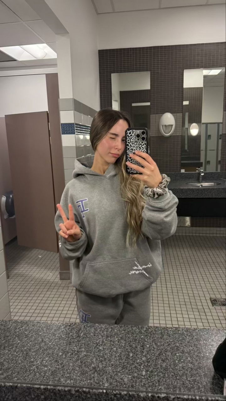 meelahrobbins snapchat image archive image