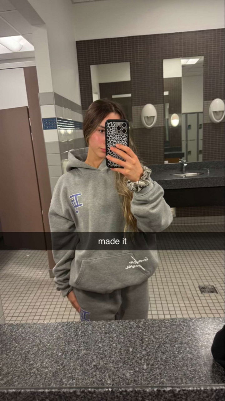 meelahrobbins snapchat image archive image