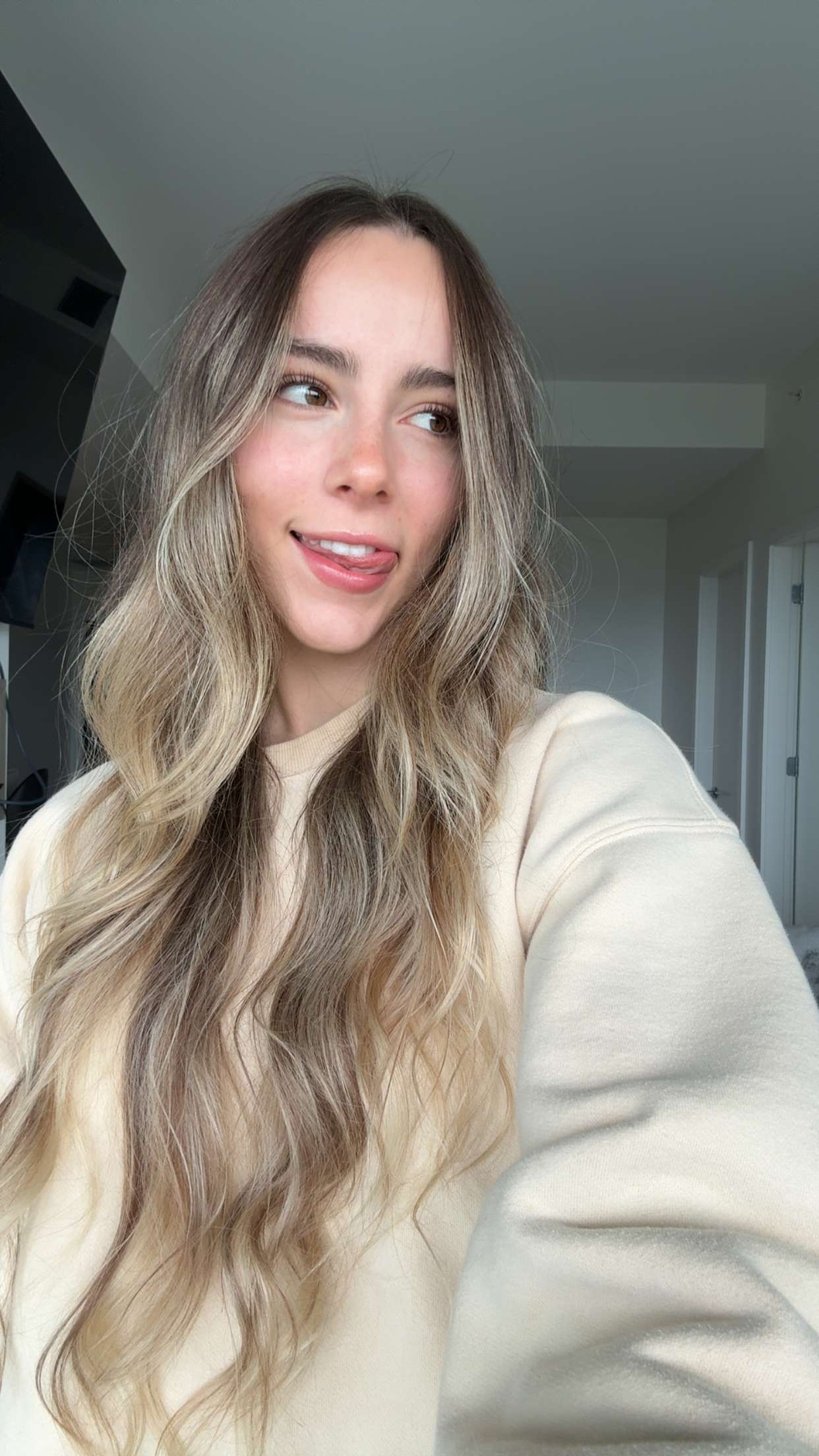 meelahrobbins snapchat image archive image