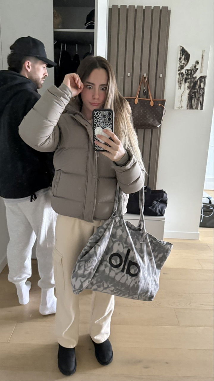 meelahrobbins snapchat image archive image