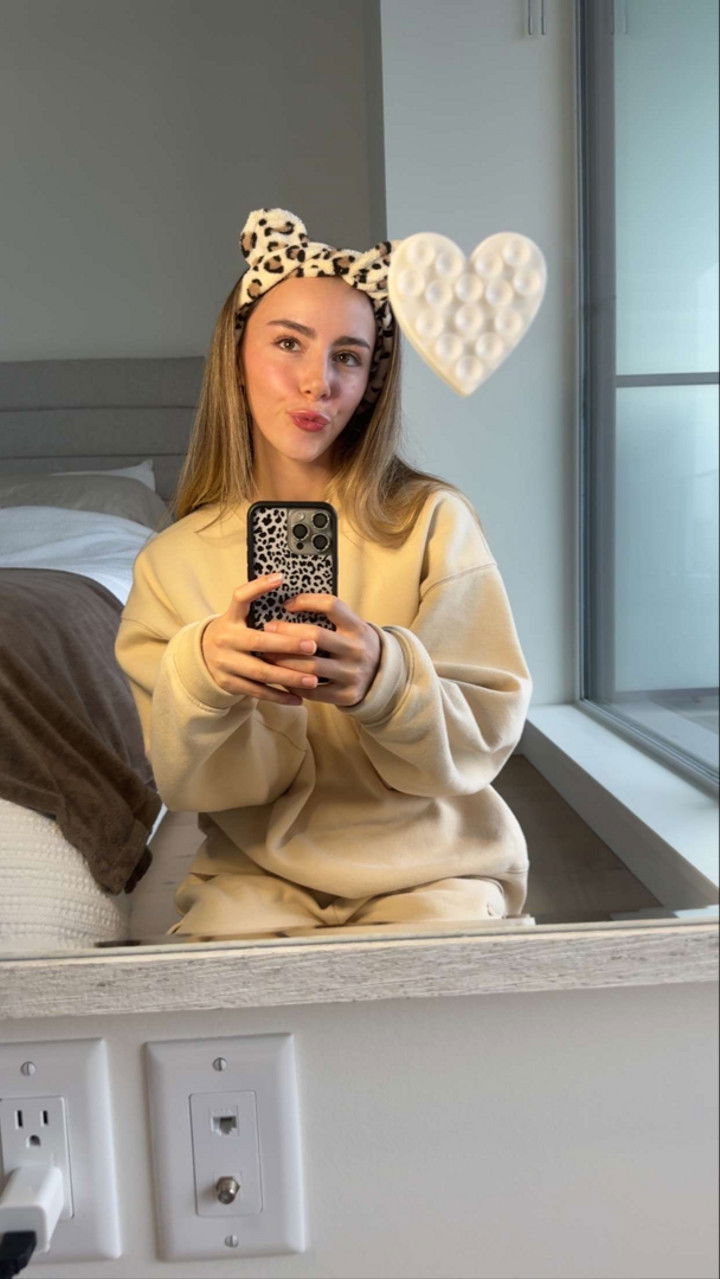 meelahrobbins snapchat image archive image