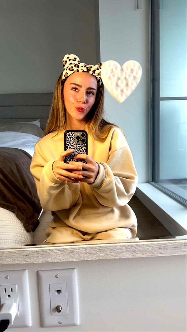 meelahrobbins image ~ Altpins