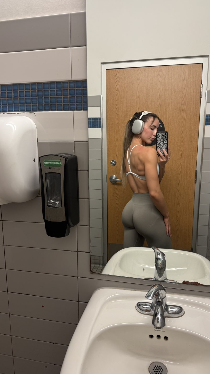 meelahrobbins snapchat image archive image