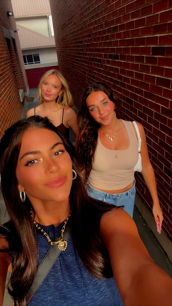 mia_sweitz image ~ Altpins