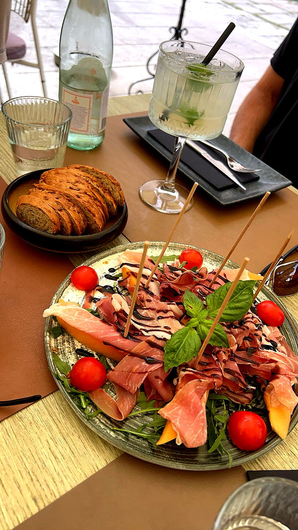 mia_sweitz image ~ Altpins