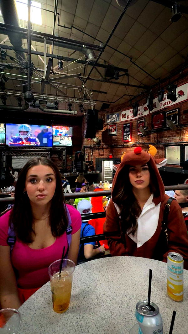 mia_sweitz image ~ Altpins