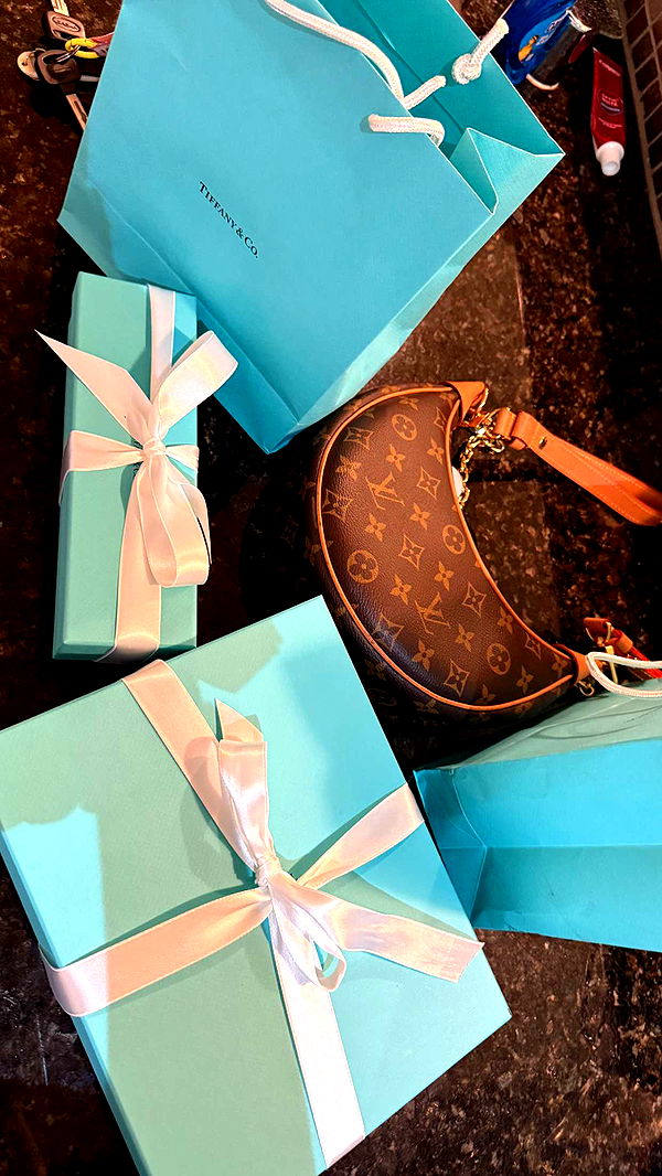 realhaylujan image ~ Altpins