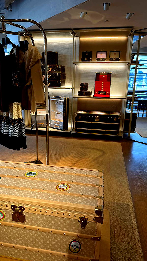 realhaylujan image ~ Altpins