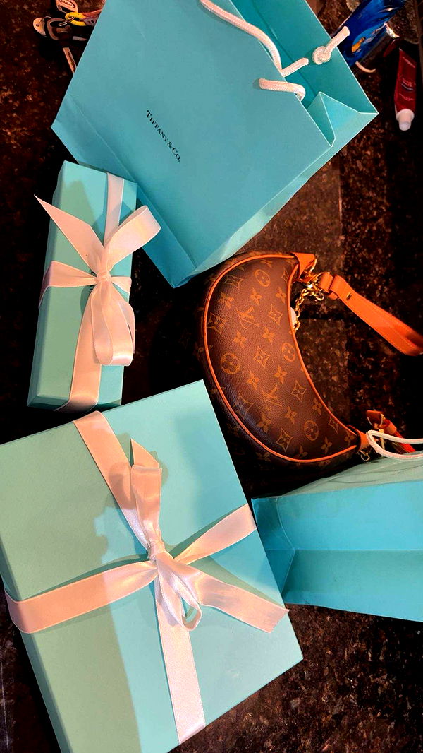 realhaylujan image ~ Altpins