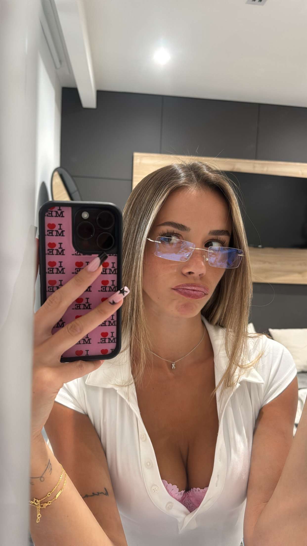 sadie.mckenna snapchat image archive image