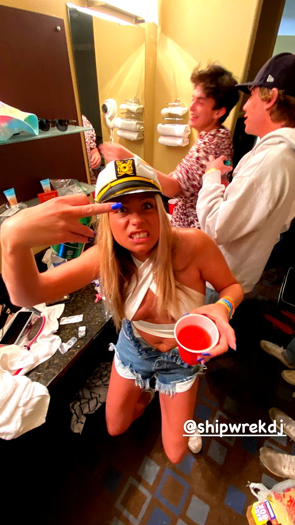 _ashleeevangelinos_ _ashleeevangelinos_ archive image