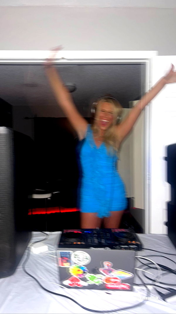 _ashleeevangelinos_ _ashleeevangelinos_ archive image