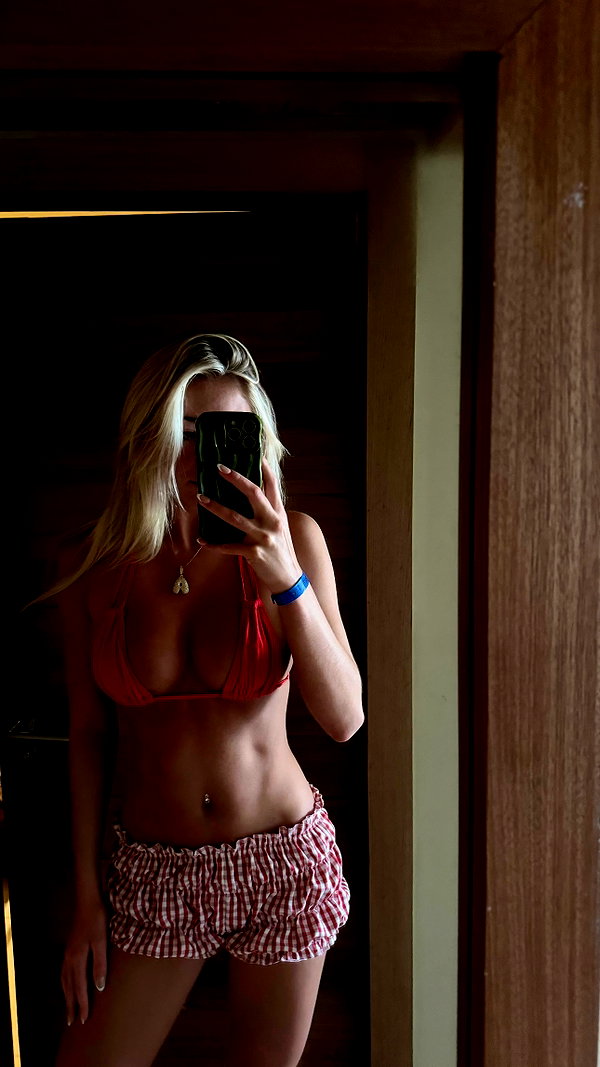 _ashleeevangelinos_ _ashleeevangelinos_ archive image