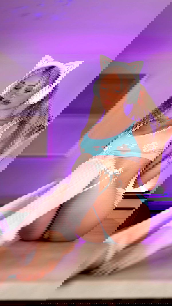 emxllouise2 image ~ Altpins