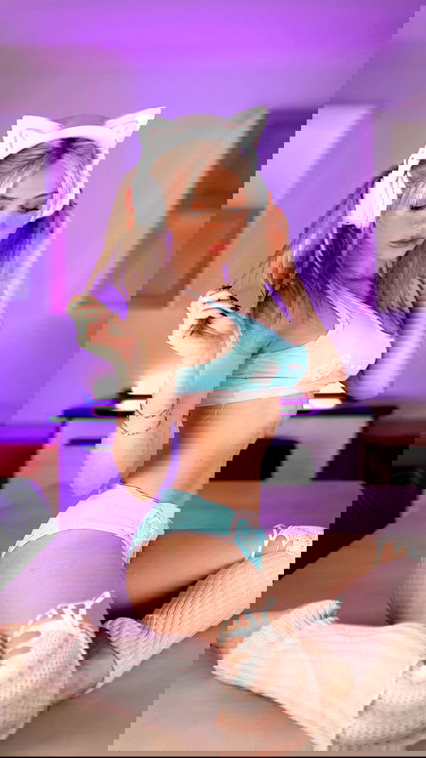 emxllouise2 image ~ Altpins