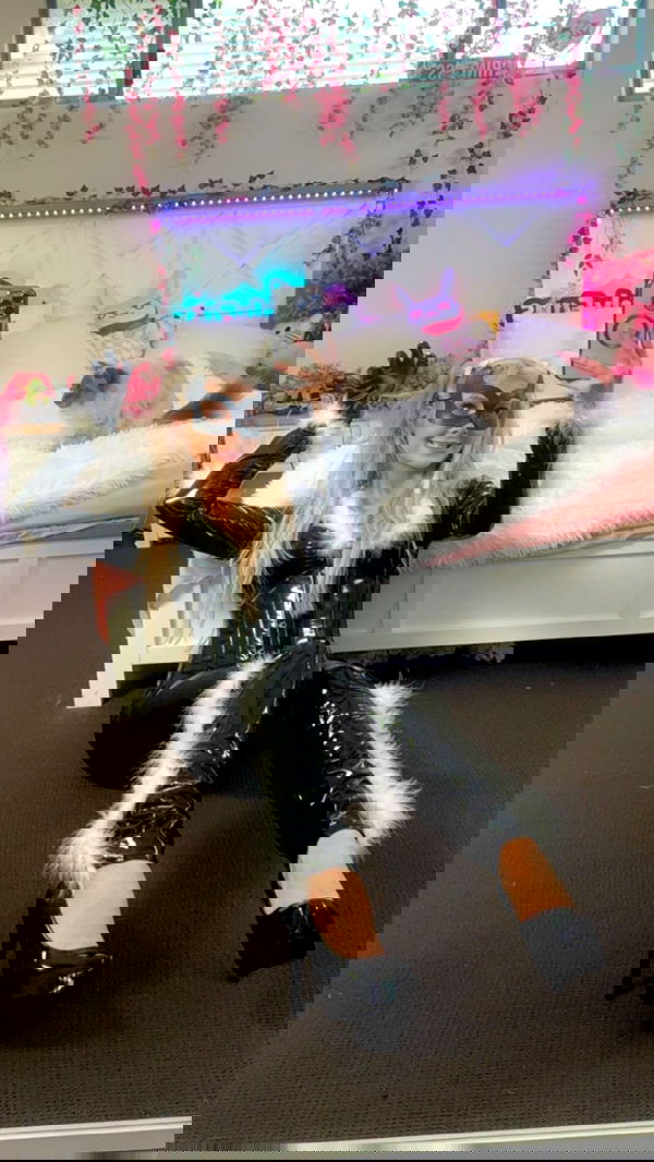 emxllouise2 image ~ Altpins