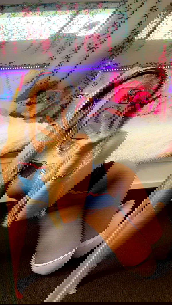 emxllouise2 image ~ Altpins