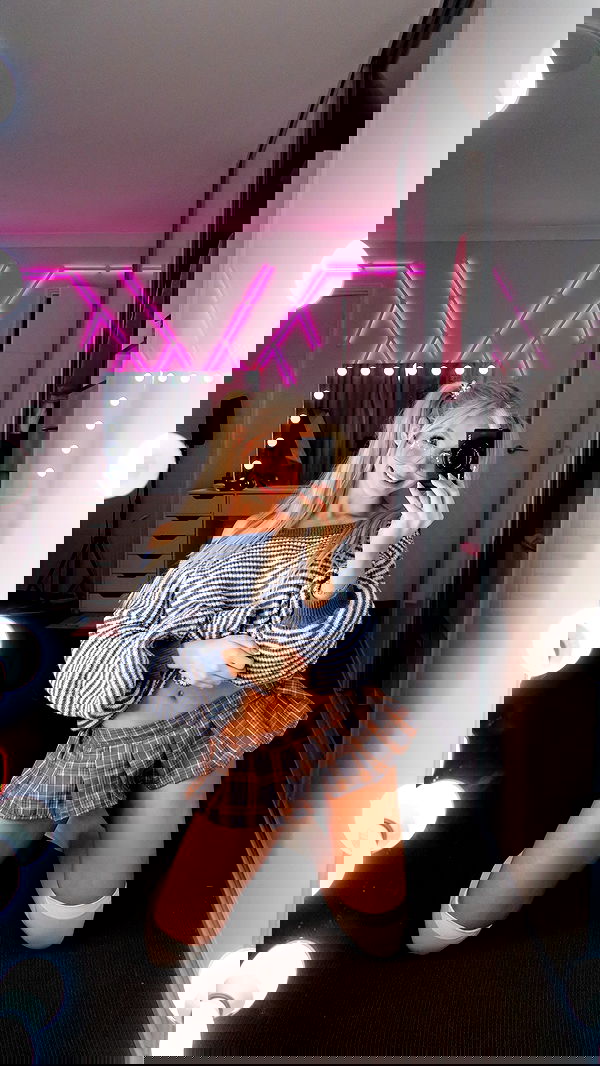 emxllouise2 image ~ Altpins