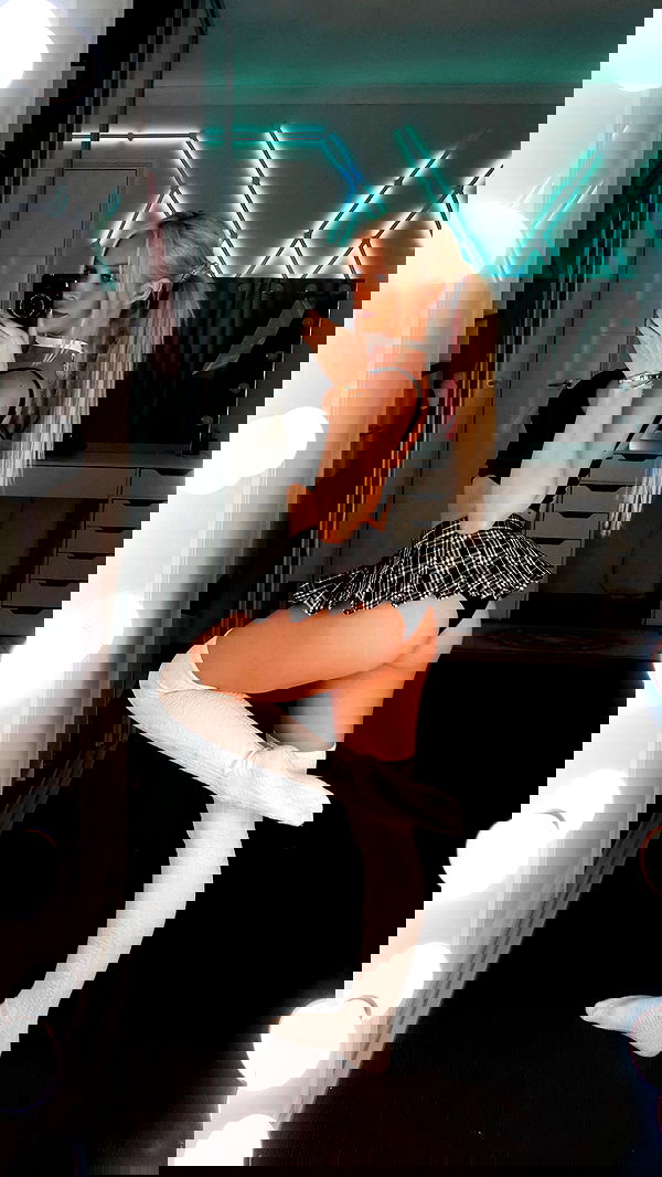 emxllouise2 image ~ Altpins