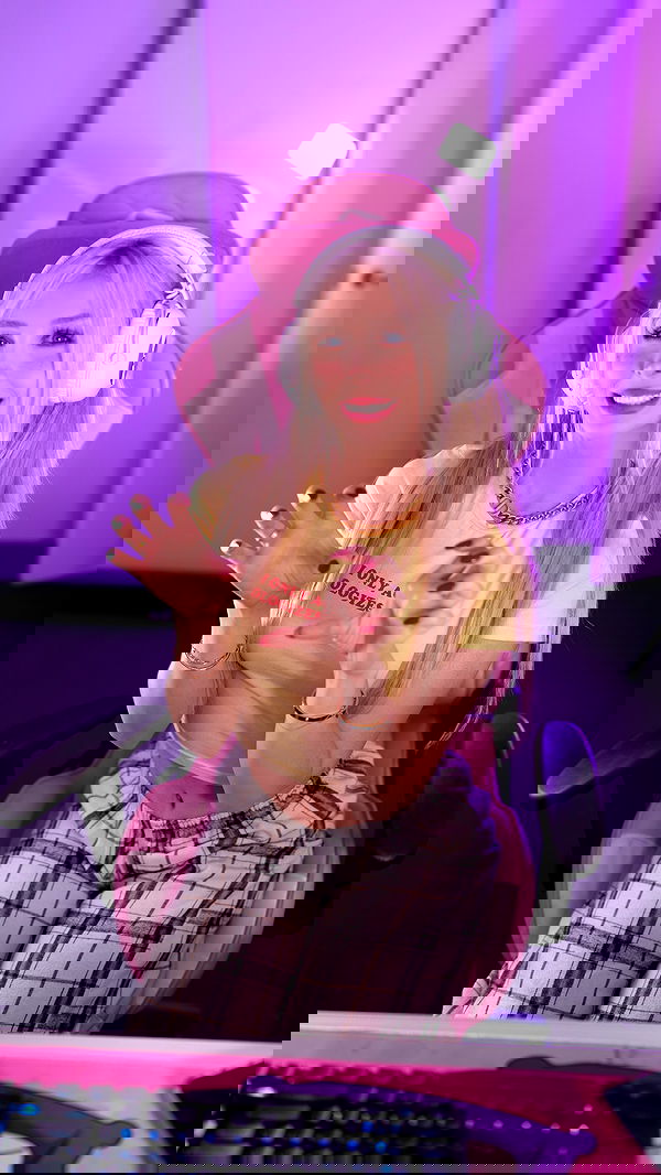 emxllouise2 image ~ Altpins