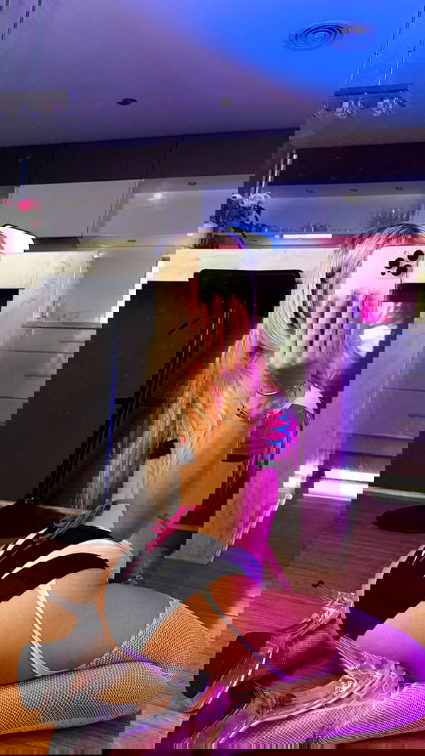 emxllouise2 image ~ Altpins