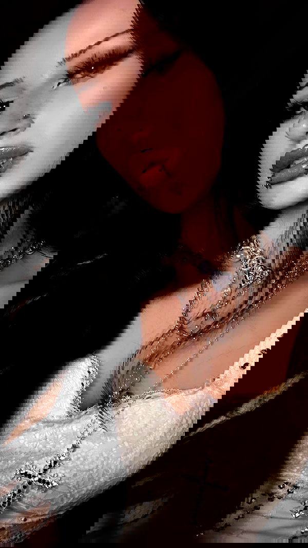 evameganosova image ~ Altpins