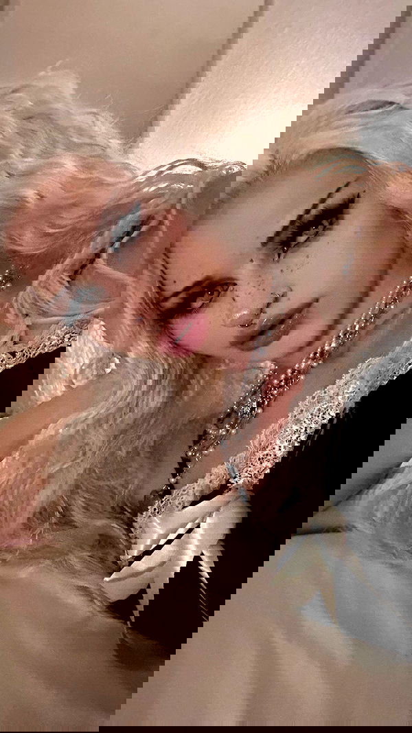 evameganosova image ~ Altpins