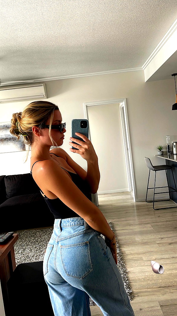 itshollynewton instagram image archive image