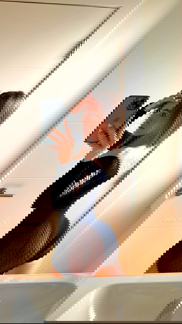 meelahrobbins image ~ Altpins