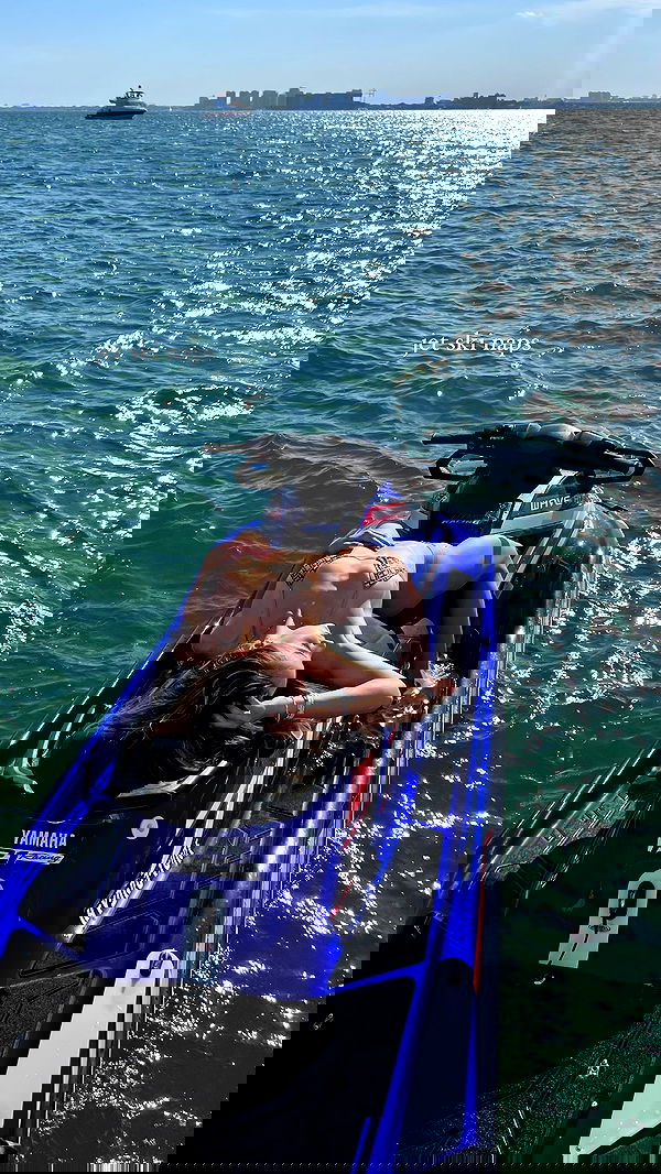 meelahrobbins image ~ Altpins