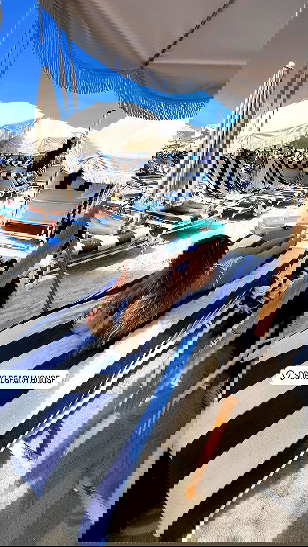 meelahrobbins image ~ Altpins