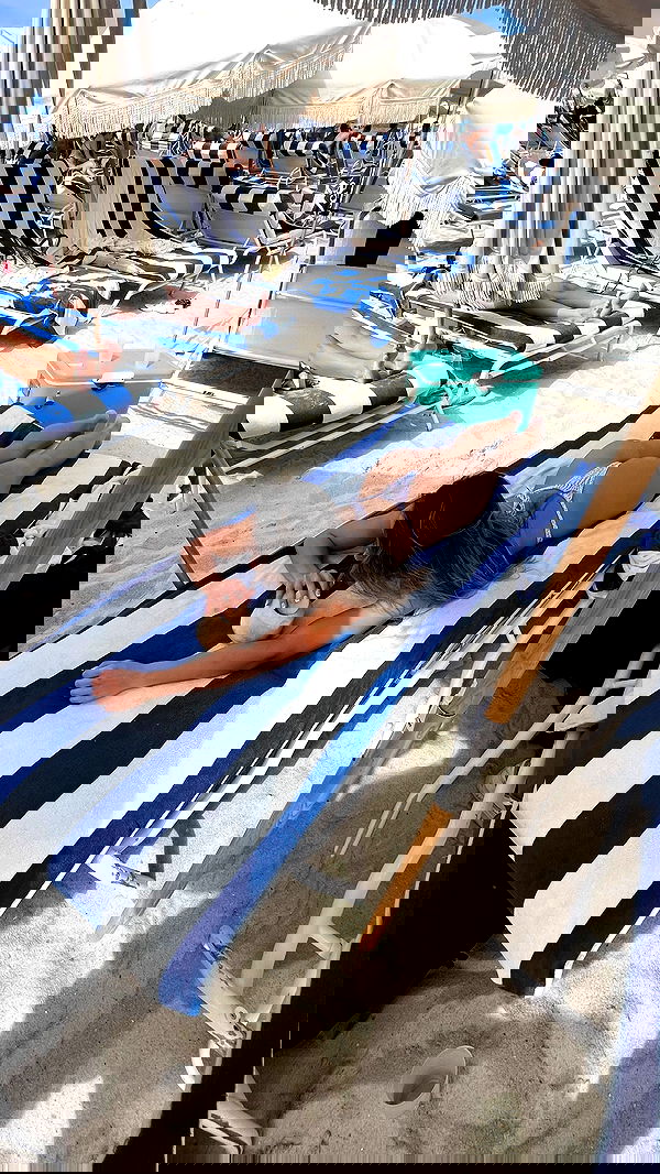 meelahrobbins image ~ Altpins