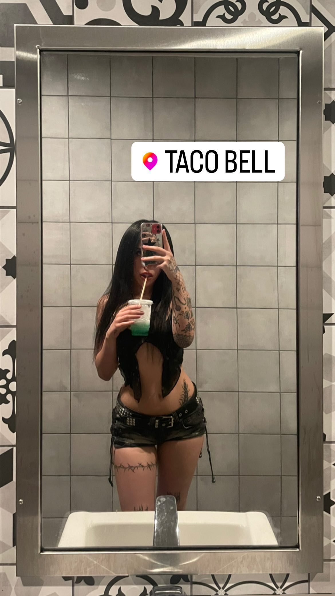 vanessa.julienne instagram image archive image