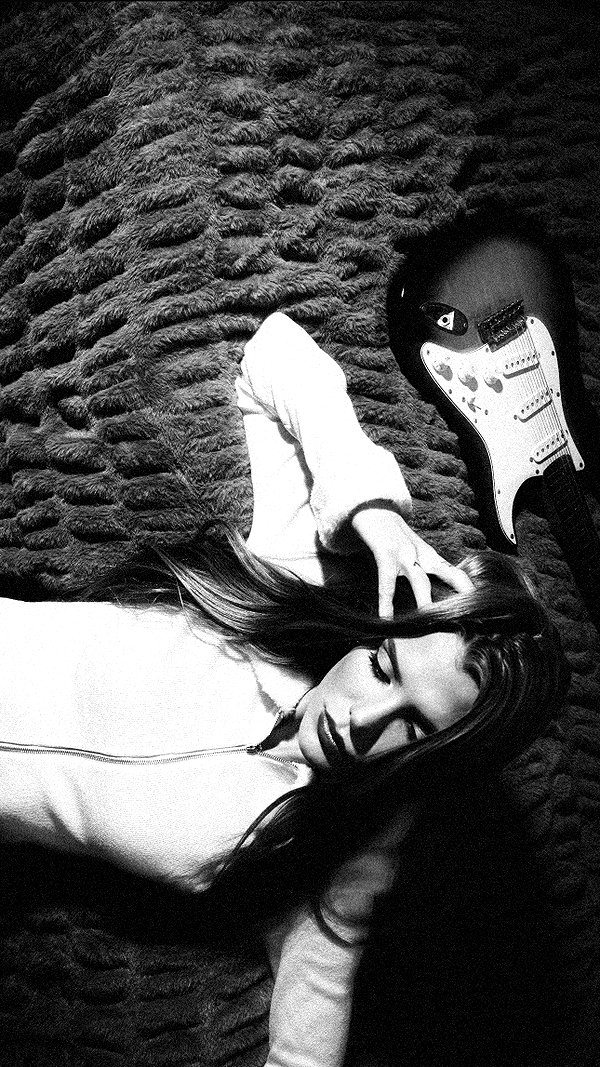 alissaviolet alissaviolet archive image