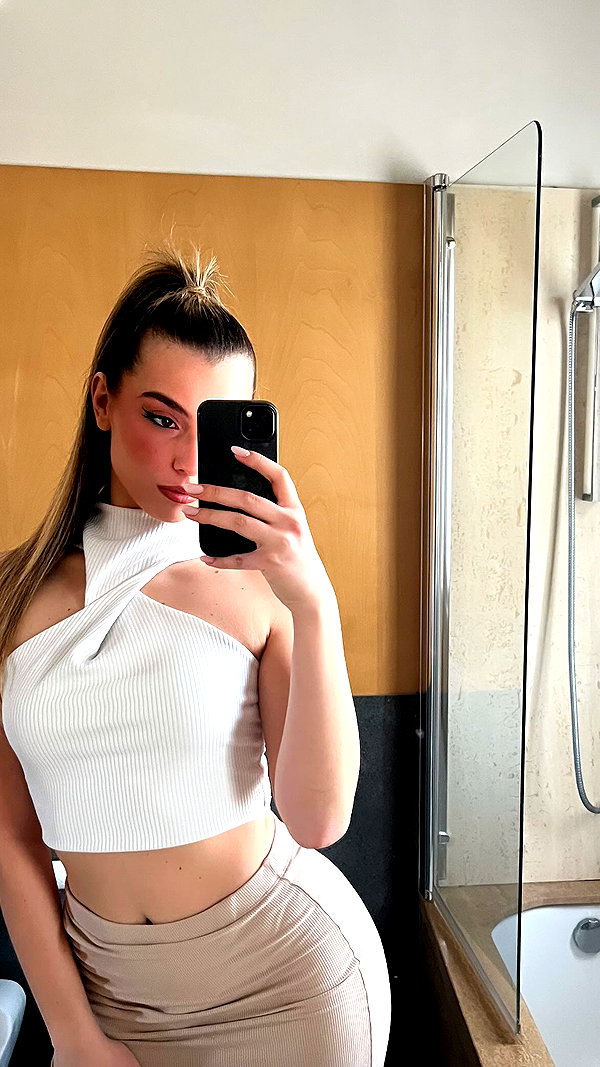 ariannachiaravalle_ instagram image archive image