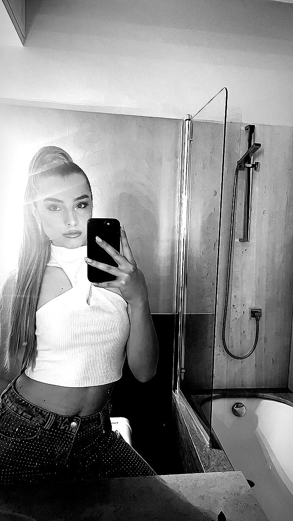 ariannachiaravalle_ instagram image archive image