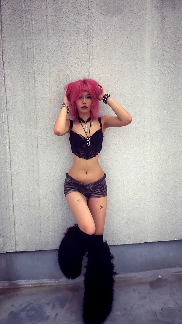 chica.niebla instagram image archive image