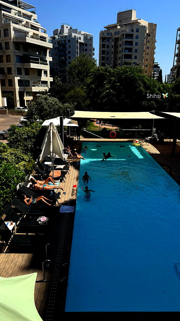 daniel_gal_1 daniel_gal_1 archive image