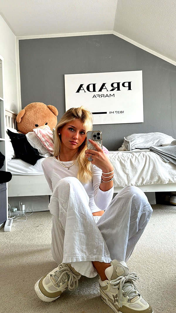 elena.zbt instagram image archive image