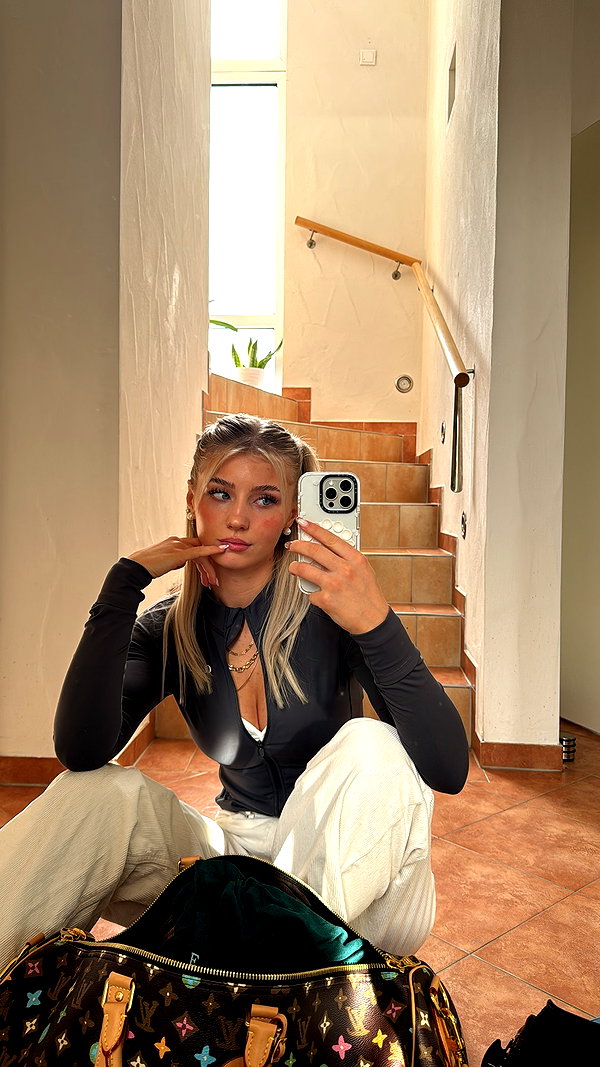 elena.zbt instagram image archive image