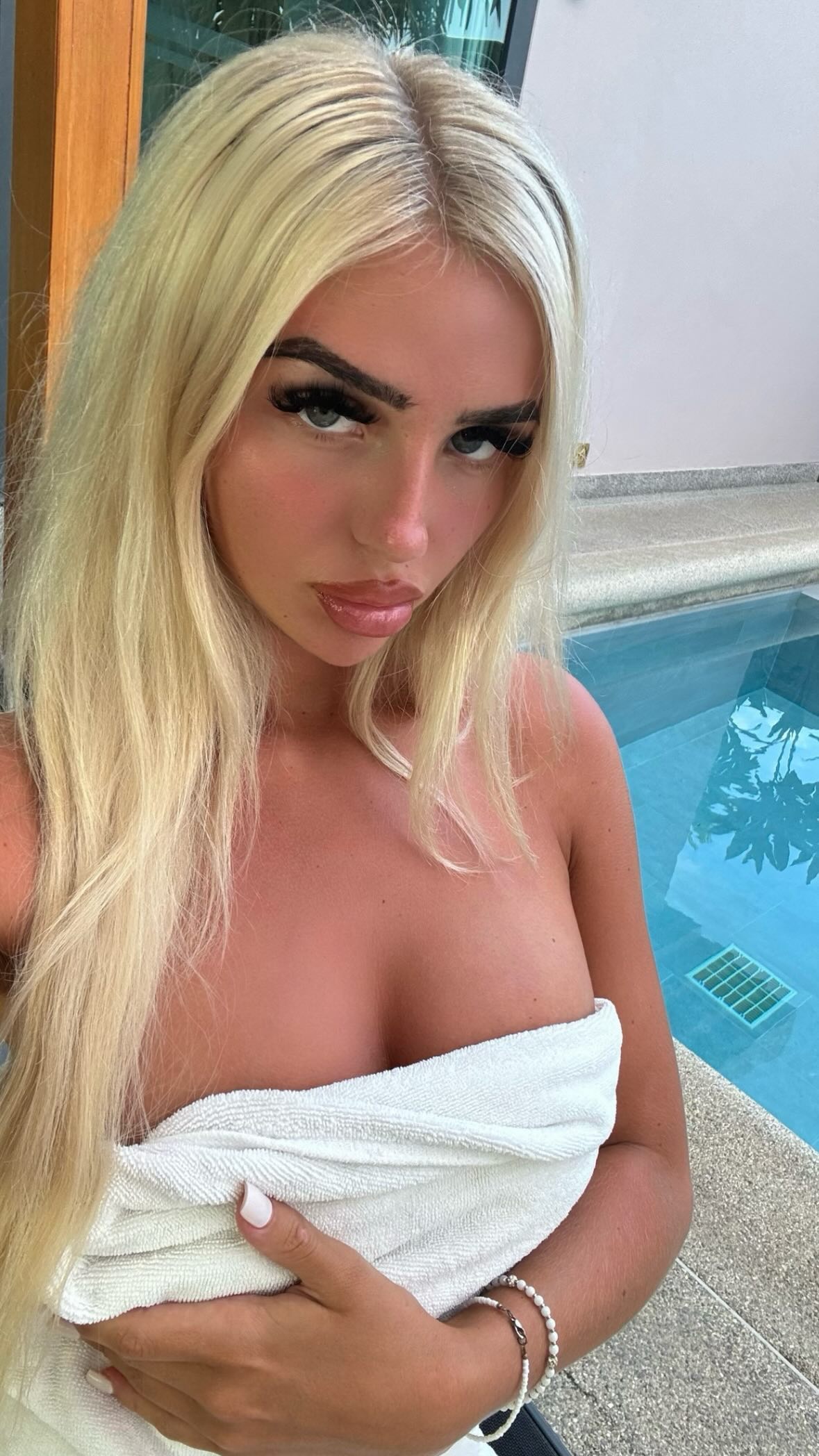 ellie.coldwell instagram image archive image