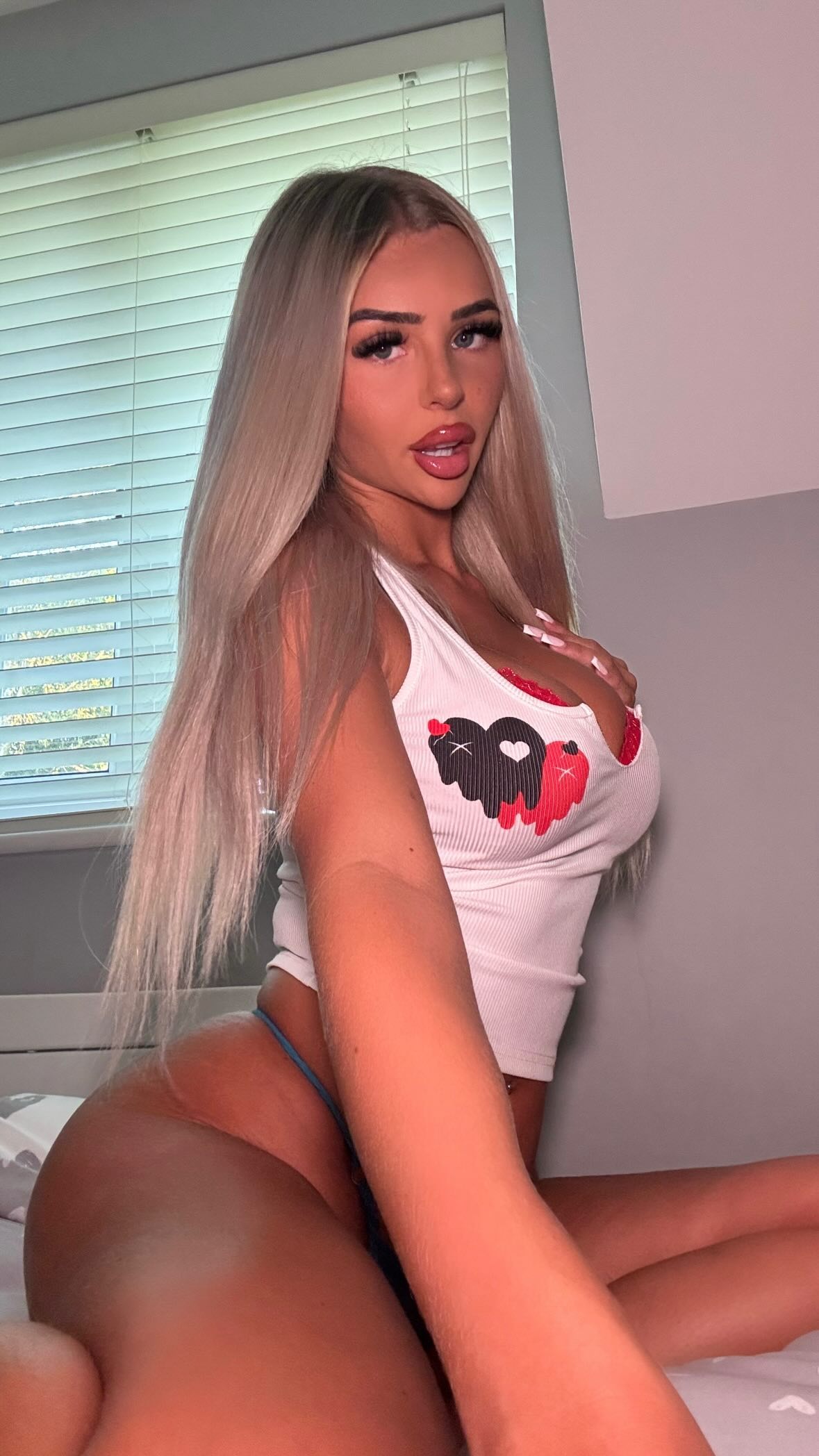 ellie.coldwell instagram image archive image