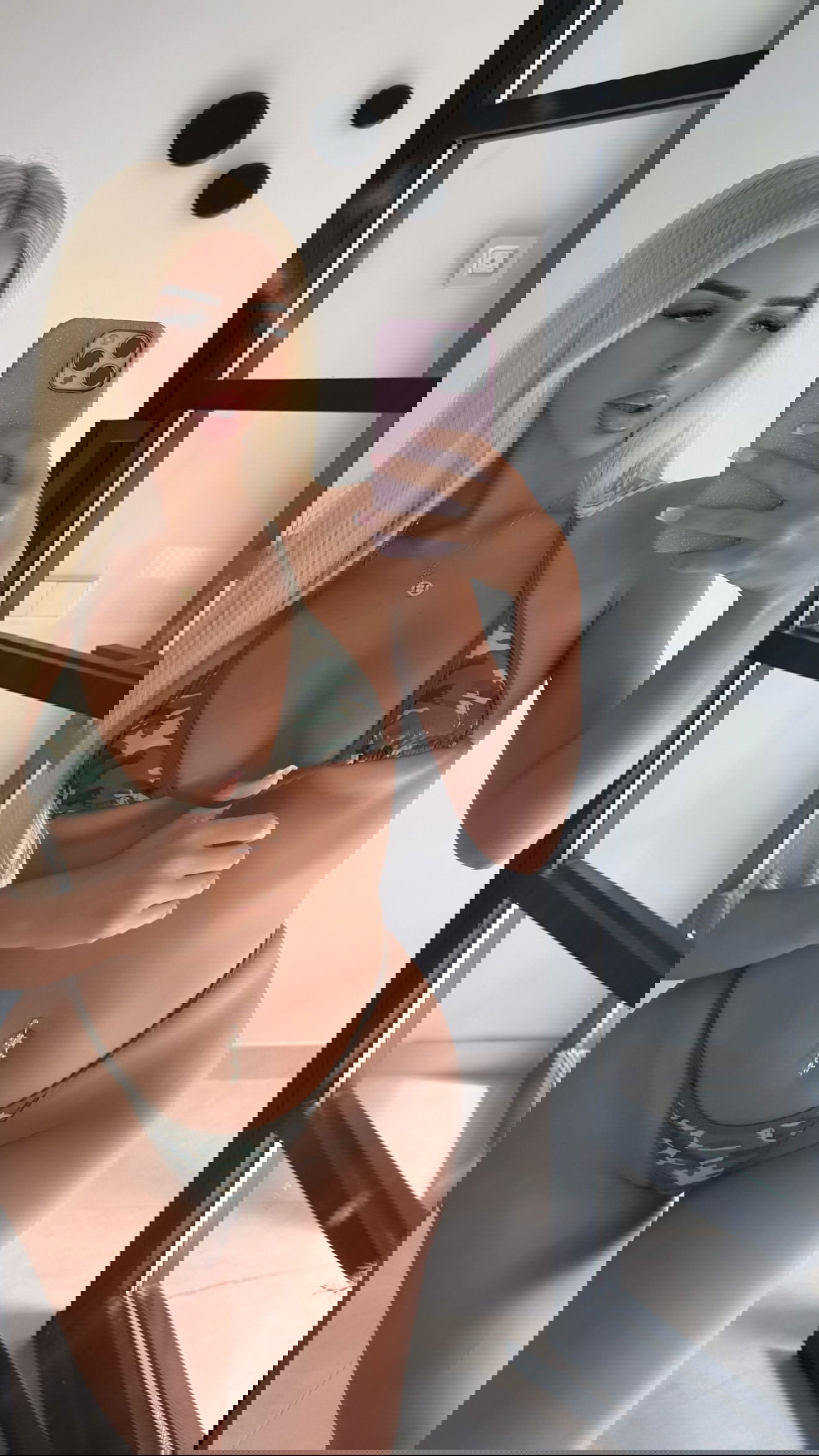 ellie.coldwell instagram image archive image