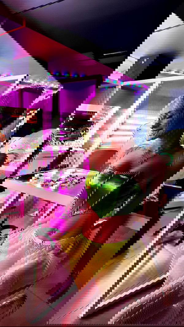 emxllouise2 image ~ Altpins