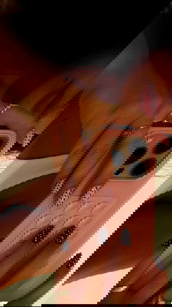 lia_abramovich image ~ Altpins